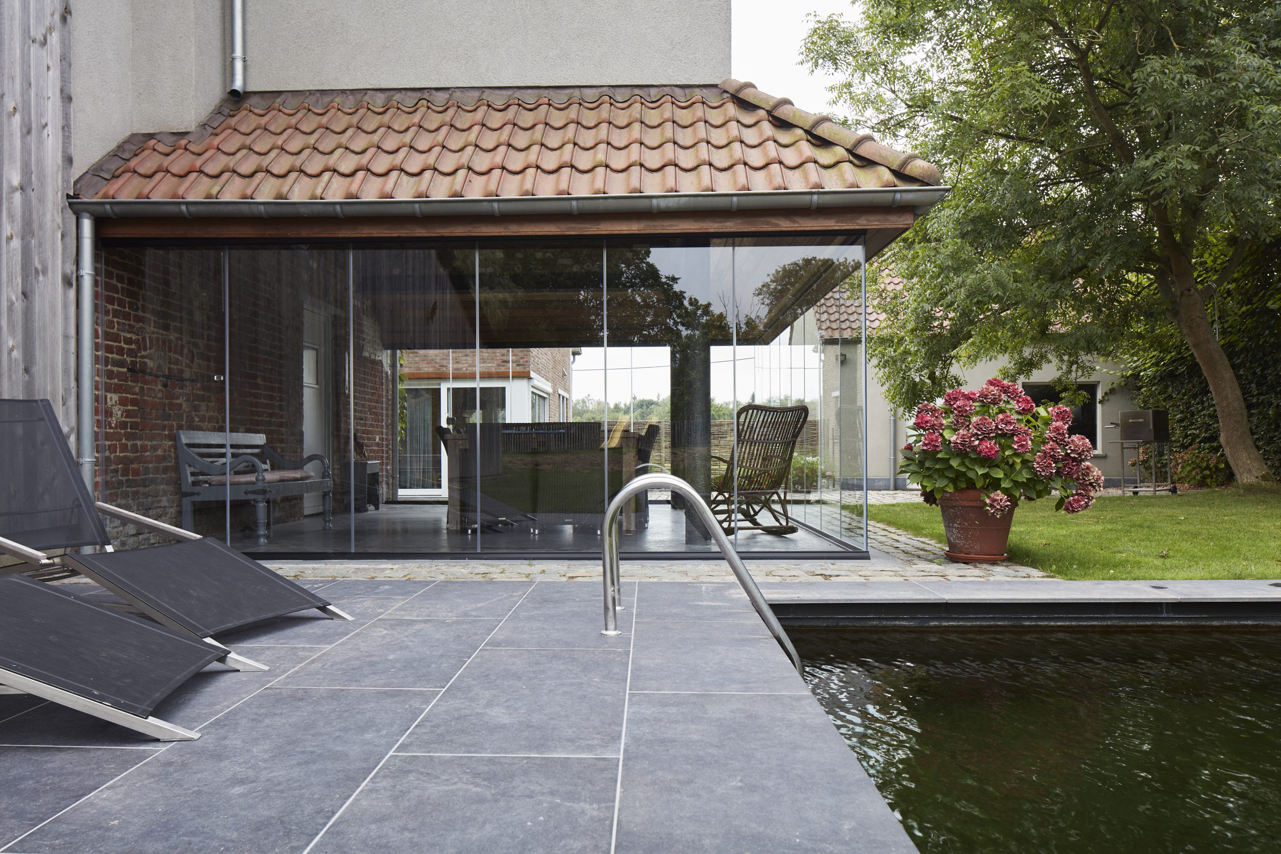 Sliding Glass ONE glazen schuifwanden bij terrasoverkapping aan woning met zwembad