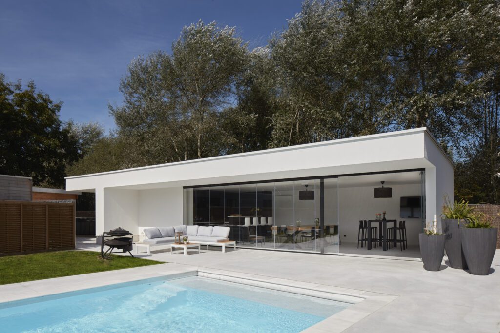 Sliding Glass ONE glazen schuifwanden voor een poolhouse met zwembad