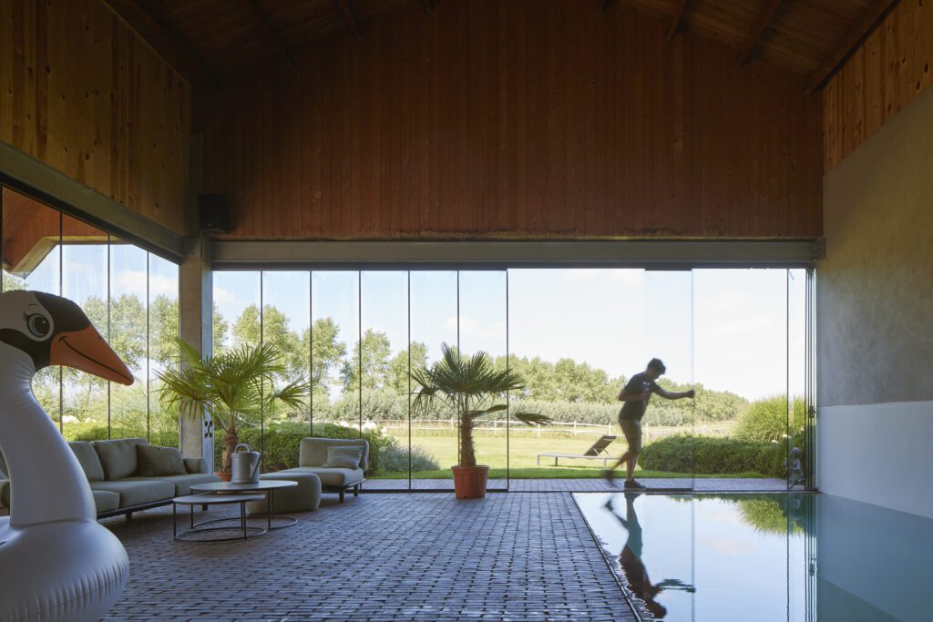 Man schuift glazen schuifwand Sliding Glass ONE open