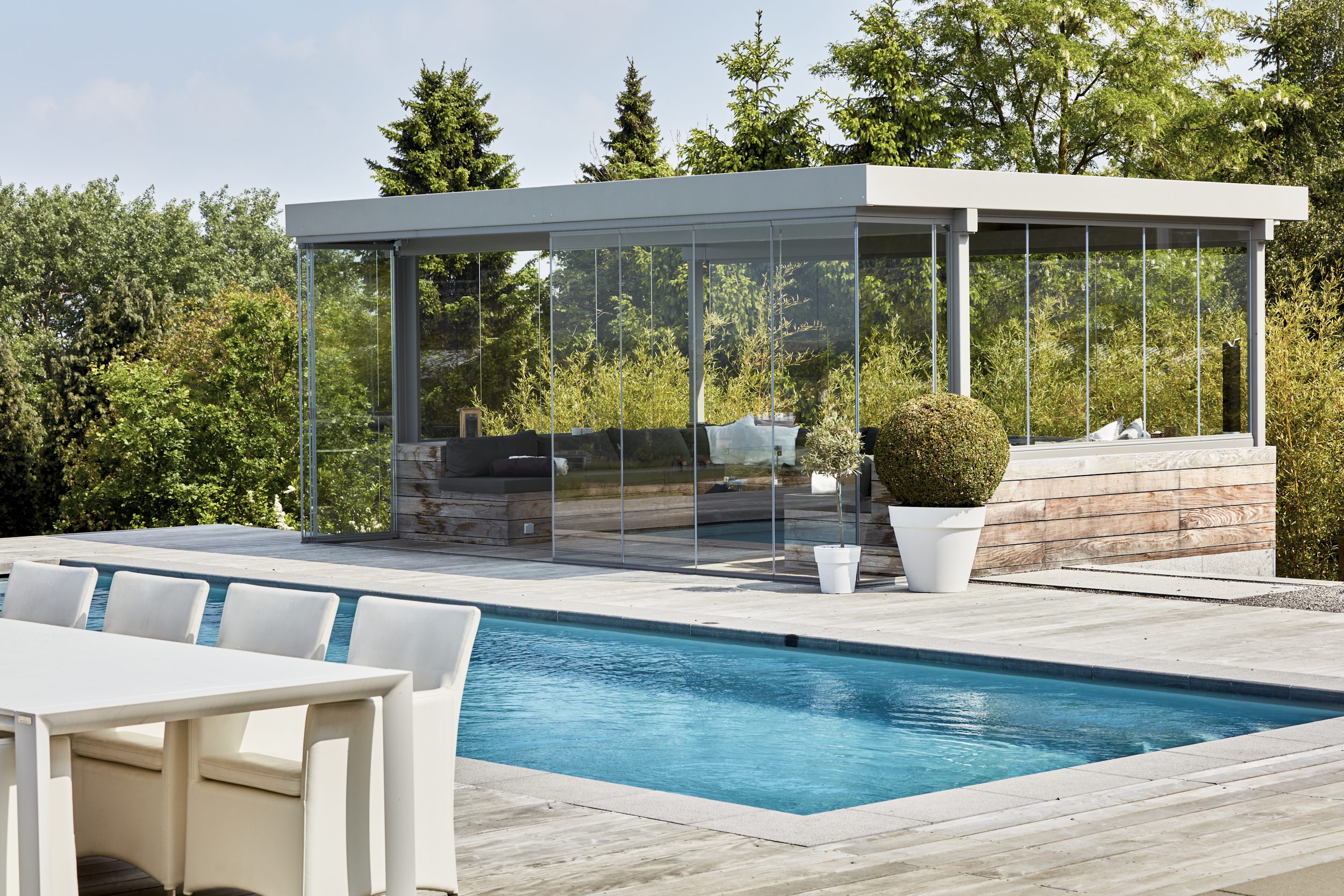 Sliding Glass ONE glazen schuifwanden rondom poolhouse en terras