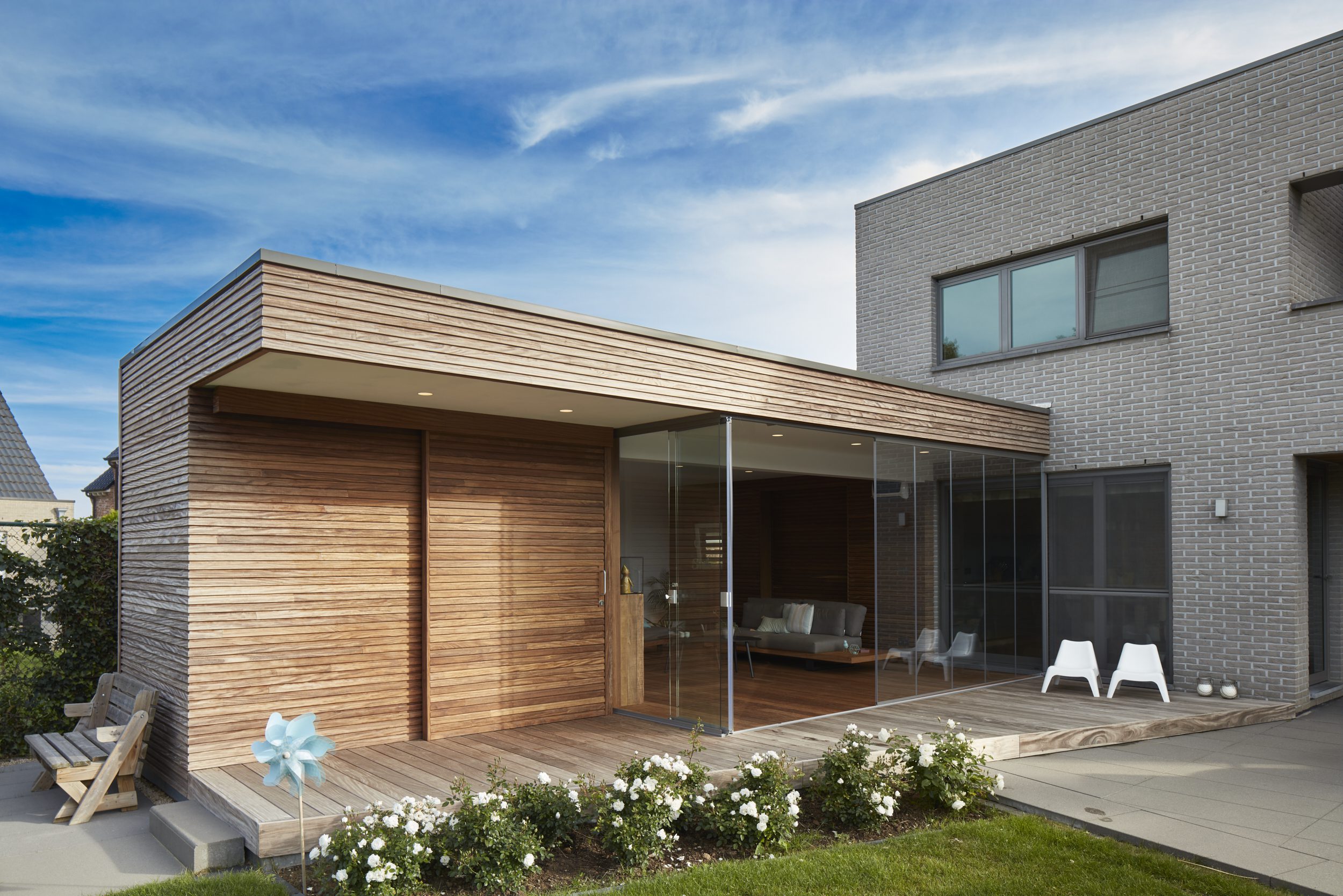 Houten aanbouw met glazen schuifwanden – Sliding Glass ONE