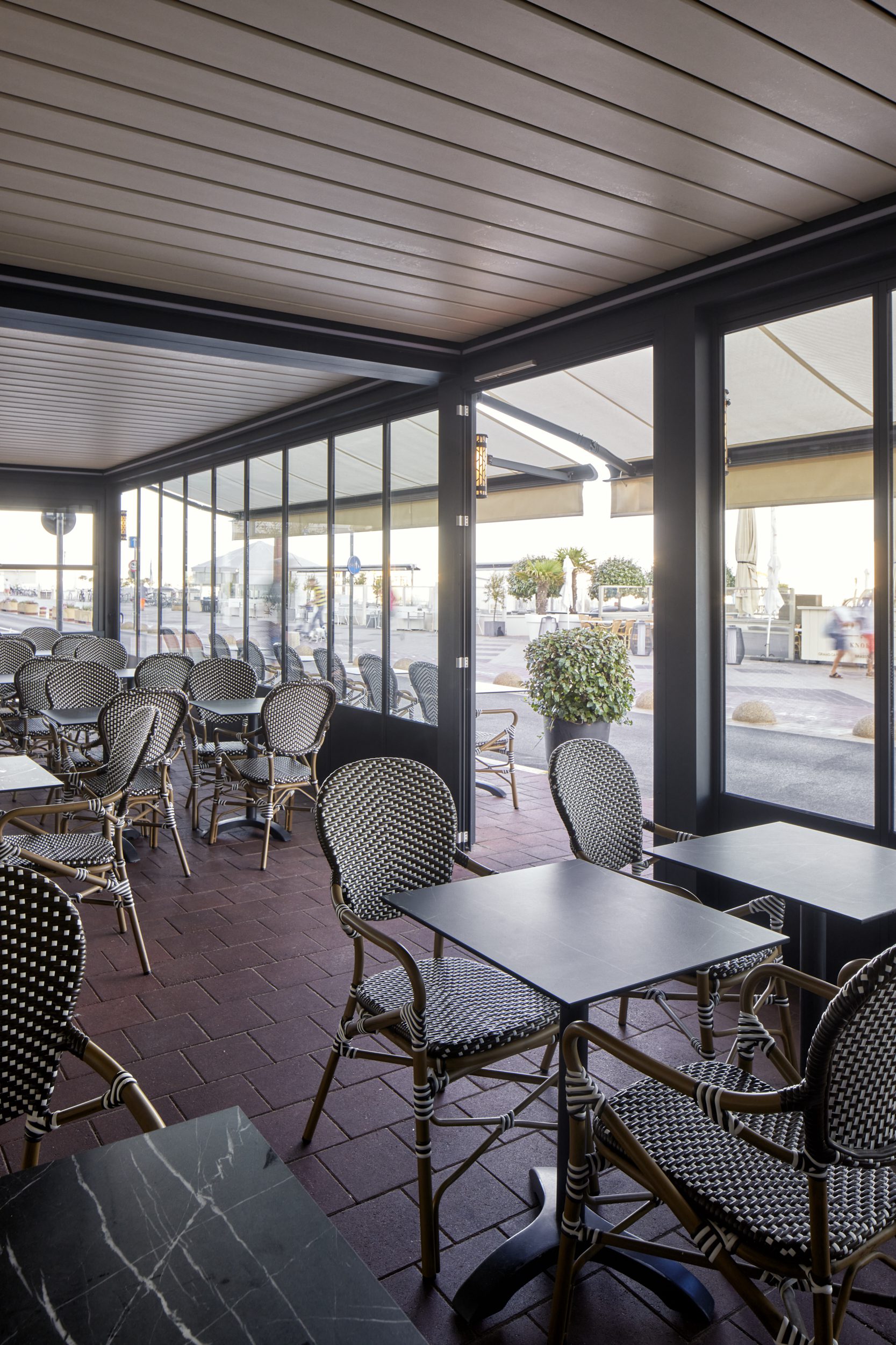 glazen schuifwand horeca terras dubbel glas windbescherming knokke