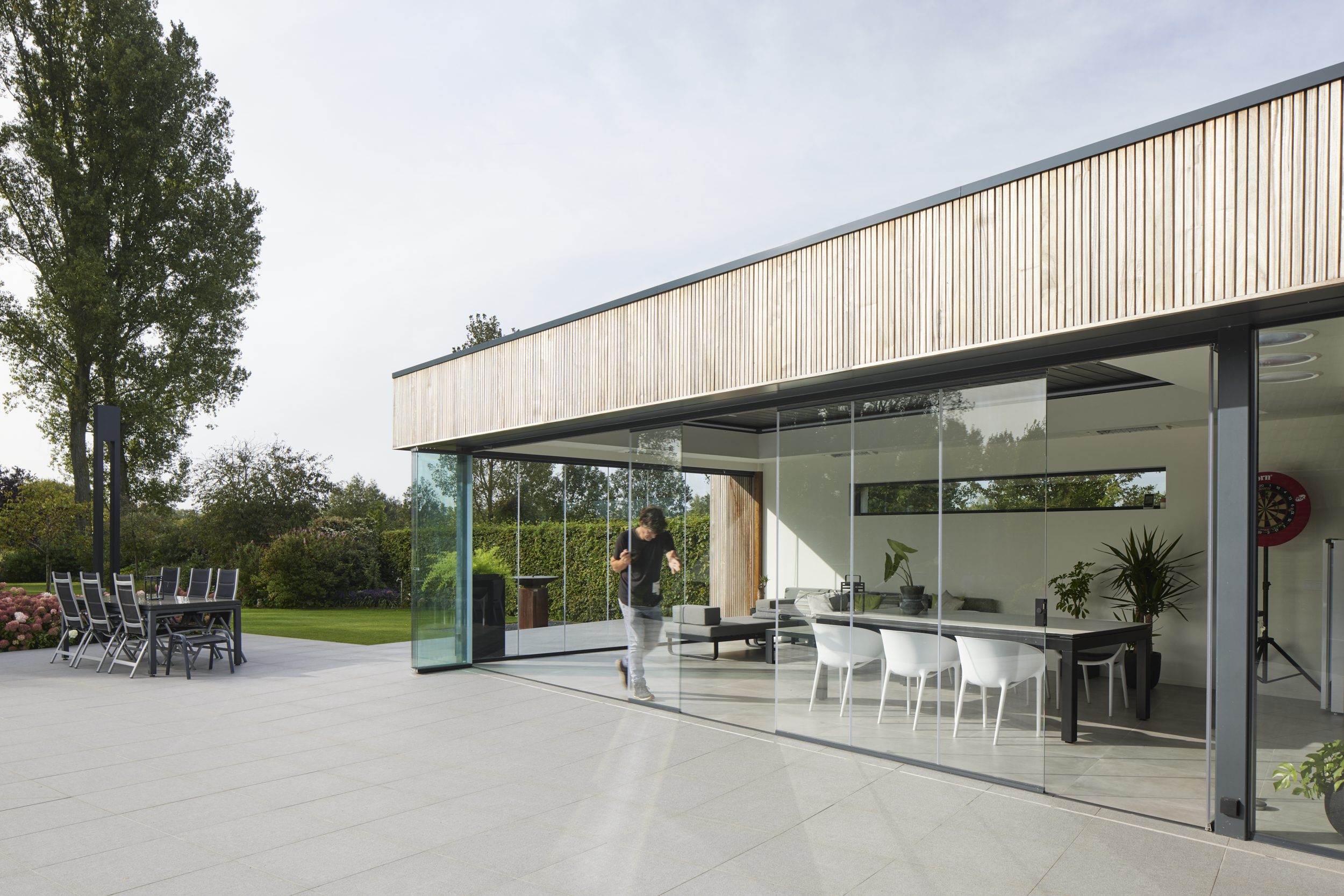 Glazen schuifwand Sliding Glass ONE met open zicht op terras