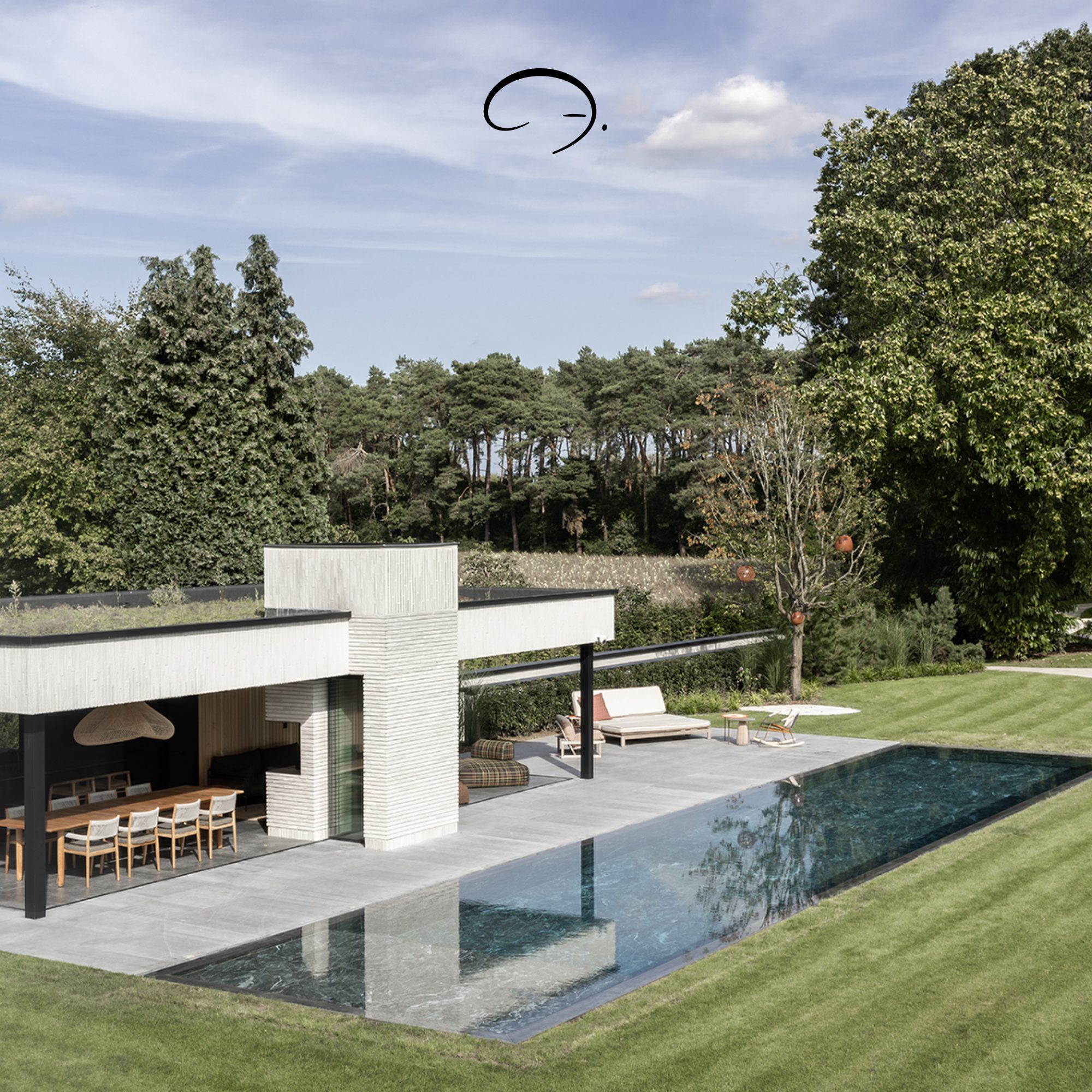 Luxueuze tuin met zwembad en modern poolhouse, ideaal voor integratie van glazen schuifwanden voor open comfort en beschutting