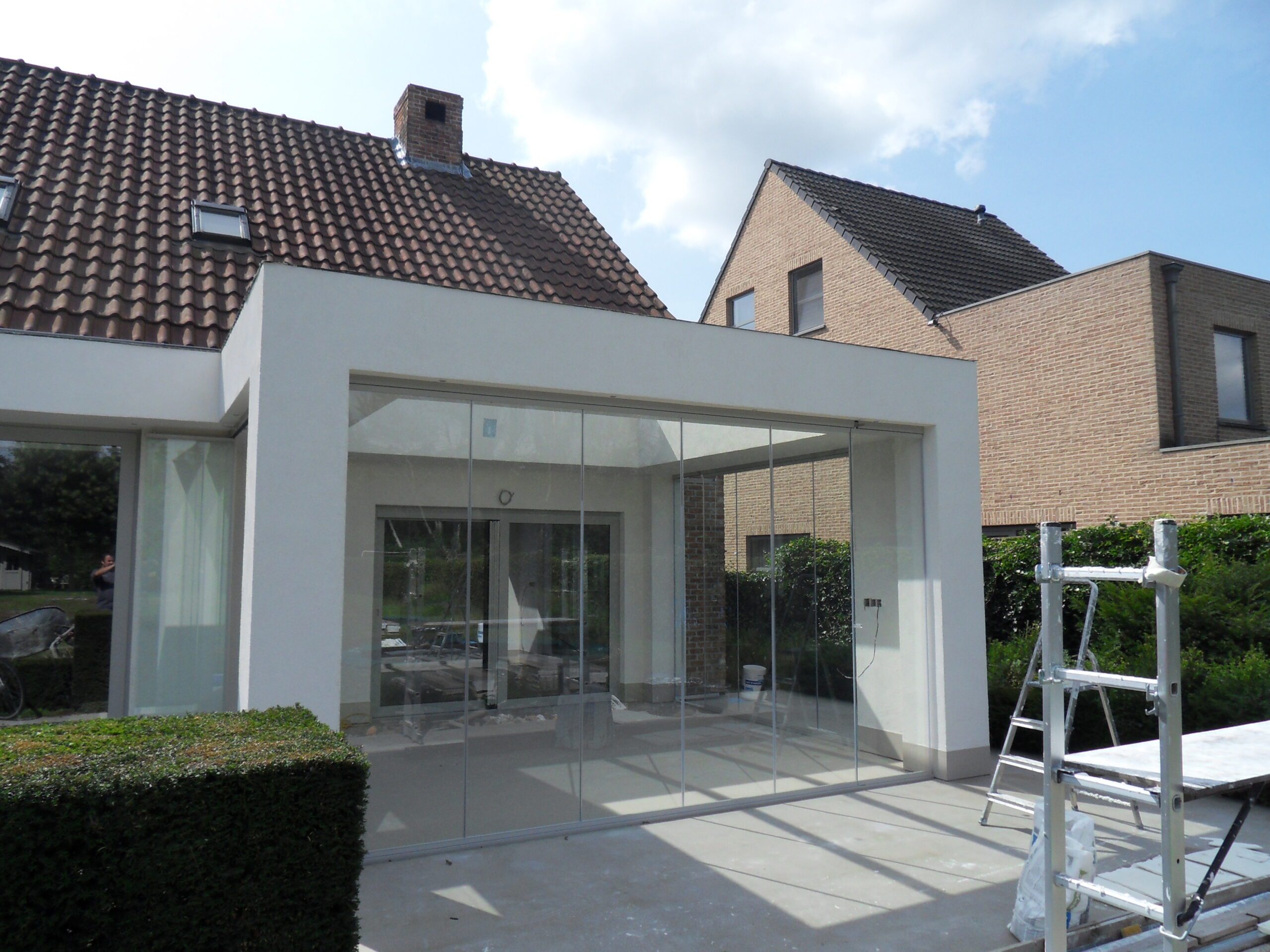 Glazen schuifwand in moderne veranda bij woning