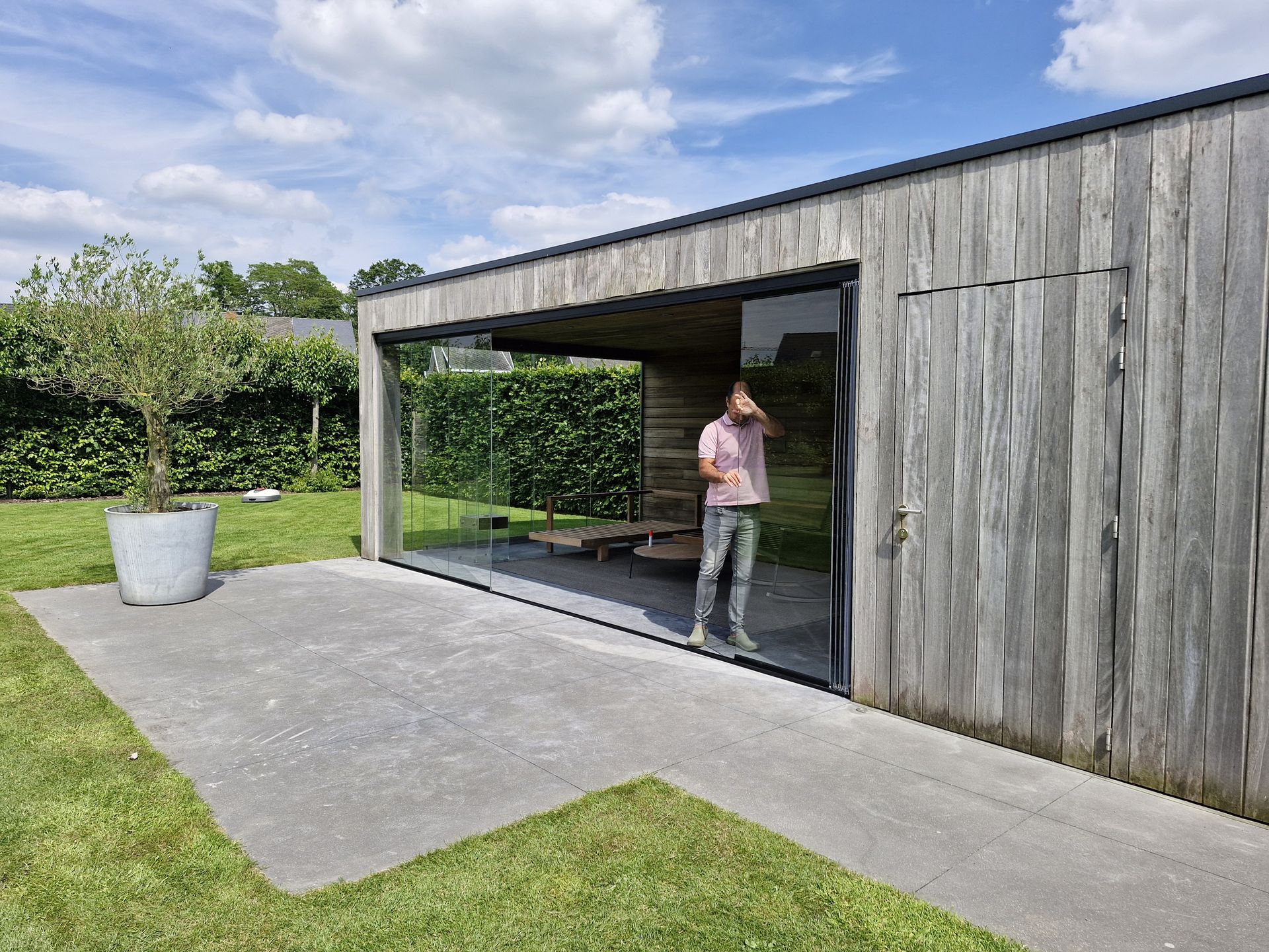 Minimalistische poolhouse-afsluiting met Sliding Glass ONE en volledig transparante glazen panelen