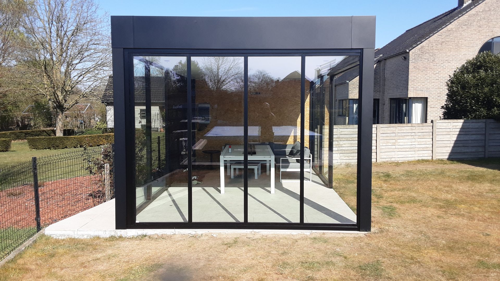 Modern zwart aluminium poolhouse met Sliding Glass TWO dubbele glazen schuifwand voor een strak en transparant geheel