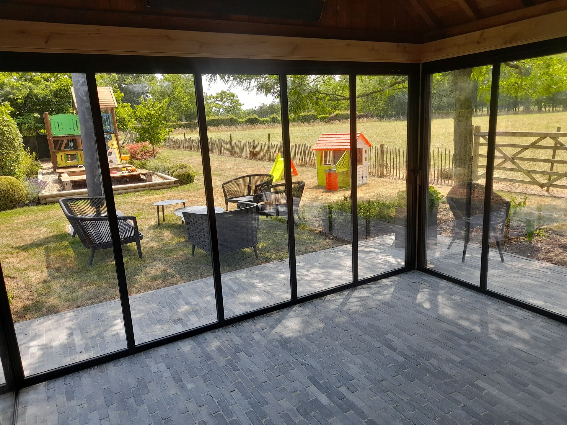 Binnenaanzicht van Sliding Glass TWO schuifwand met dubbel glas